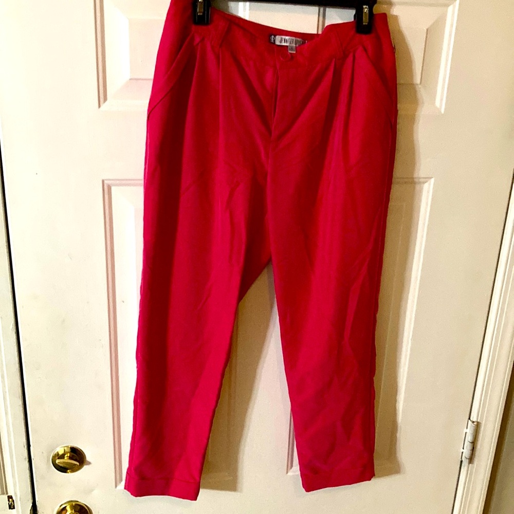 Jennifer Lopez Hot Pink Capris. New w/tags. Super soft. Wear to a summer outing!